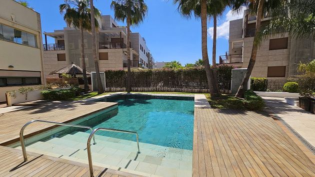 Foto 1 de Dúplex en venda a calle La Haya de 4 habitacions amb terrassa i piscina