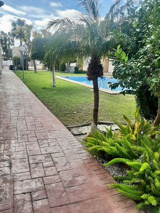 Foto 1 de Casa adossada en venda a Alicante Golf de 5 habitacions amb terrassa i piscina