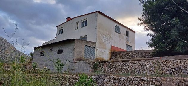 Foto 1 de Casa rural en venda a Petrer de 4 habitacions amb garatge