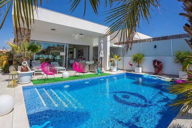 Foto 1 de Xalet en venda a La Siesta - El Salado - Torreta de 3 habitacions amb piscina i aire acondicionat