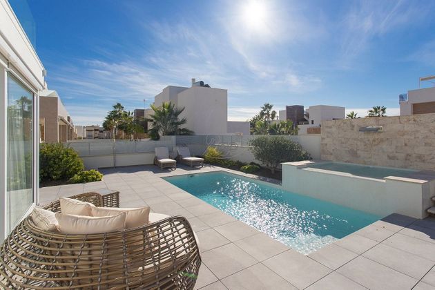 Foto 2 de Xalet en venda a Nueva Torrevieja - Aguas Nuevas de 3 habitacions amb piscina i jardí