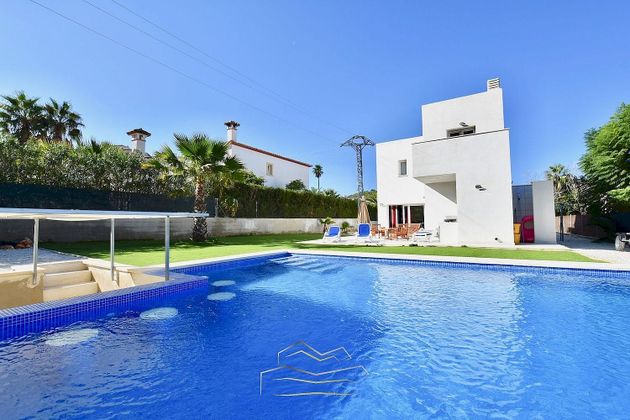 Foto 2 de Chalet en venta en Partides comunes - Adsubia de 4 habitaciones con terraza y piscina