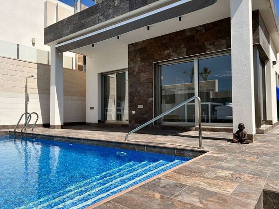 Foto 2 de Xalet en venda a Playa Flamenca - Punta Prima de 6 habitacions amb terrassa i piscina