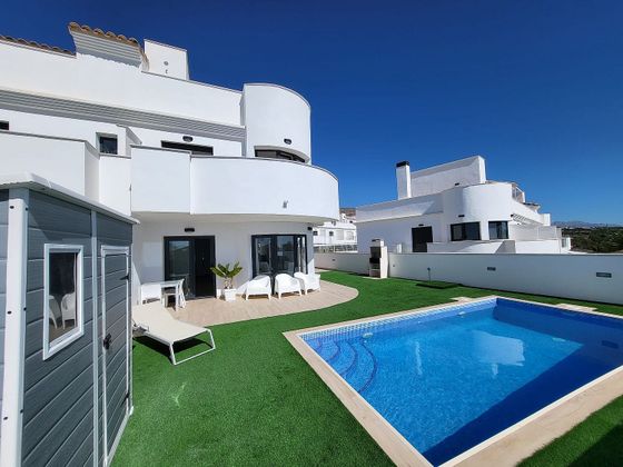 Foto 1 de Casa adosada en alquiler en avenida Costa Brava de 2 habitaciones con terraza y piscina
