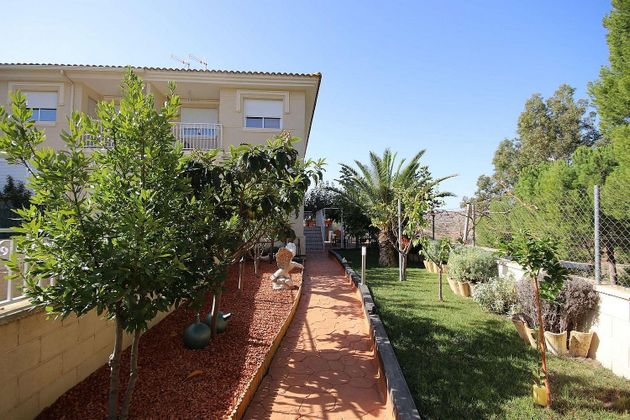 Foto 2 de Casa adossada en venda a Petrer de 4 habitacions amb terrassa i piscina
