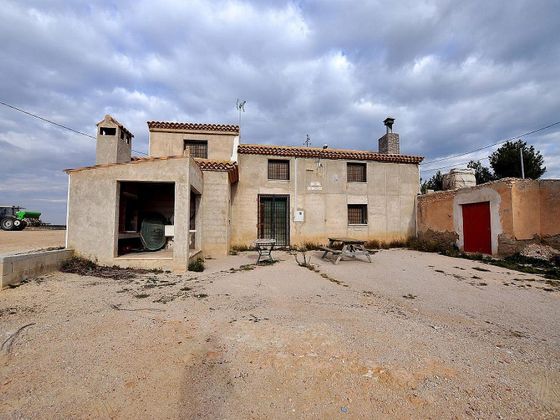 Foto 2 de Casa rural en venta en Yecla de 4 habitaciones con piscina y garaje