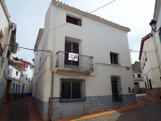 Foto 1 de Casa adosada en venta en Teresa de Cofrentes de 6 habitaciones con terraza y garaje