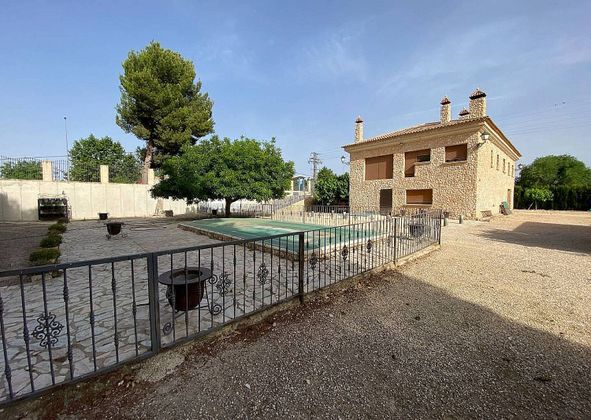 Foto 1 de Casa en venda a Villena de 5 habitacions amb piscina i garatge