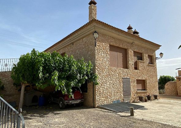 Foto 2 de Casa en venda a Villena de 5 habitacions amb piscina i garatge