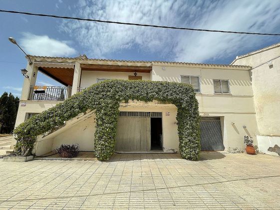 Foto 2 de Casa adossada en venda a Salinas de 5 habitacions amb terrassa i piscina