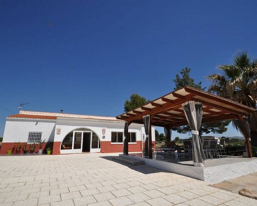 Foto 1 de Casa en venda a Villena de 5 habitacions amb piscina i aire acondicionat