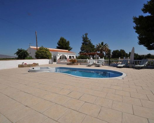 Foto 2 de Casa en venda a Villena de 5 habitacions amb piscina i aire acondicionat
