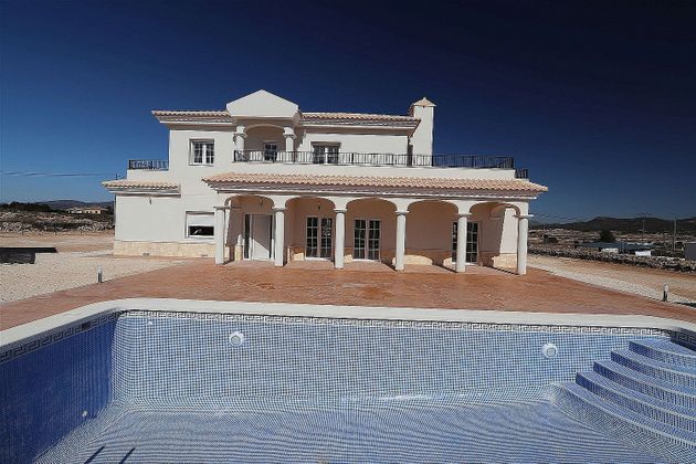 Foto 1 de Venta de casa en Pinós de 4 habitaciones con terraza y piscina