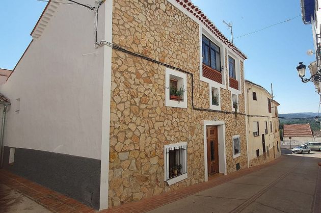 Foto 1 de Casa adosada en venta en Teresa de Cofrentes de 6 habitaciones con terraza