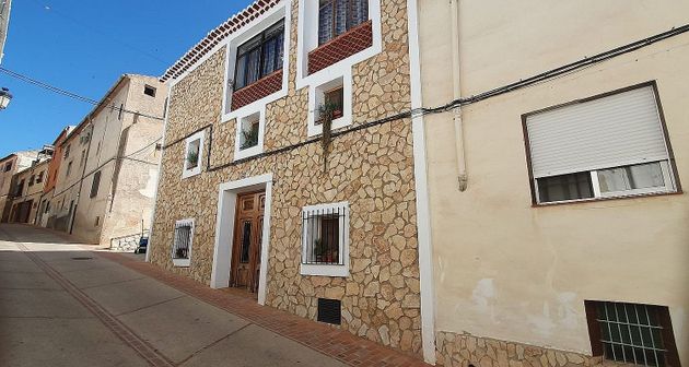 Foto 2 de Casa adosada en venta en Teresa de Cofrentes de 6 habitaciones con terraza