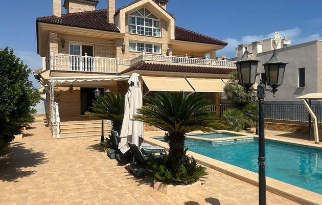 Foto 1 de Casa en venta en La Siesta - El Salado - Torreta de 5 habitaciones con terraza y piscina