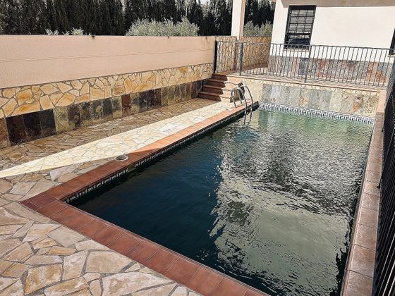 Foto 2 de Piso en venta en El Fondo de les Neus-El Hondon de las Nieves de 3 habitaciones con piscina y balcón