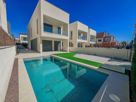 Foto 1 de Casa en venda a La Marina de 3 habitacions amb terrassa i piscina