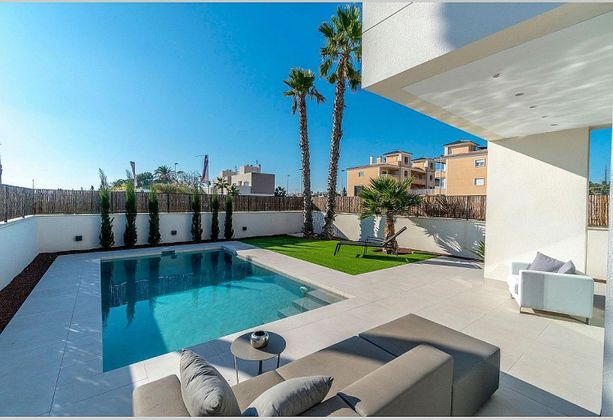 Foto 2 de Casa en venda a La Marina de 3 habitacions amb terrassa i piscina