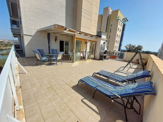 Foto 2 de Venta de piso en Urbanizaciones de 2 habitaciones con terraza y piscina