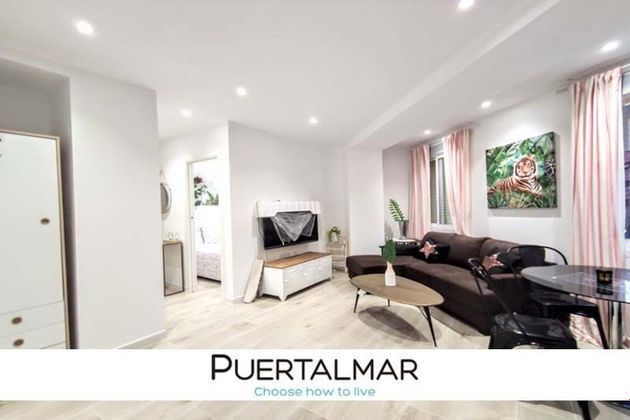 Foto 2 de Piso en alquiler en calle Churruca de 1 habitación con terraza y muebles