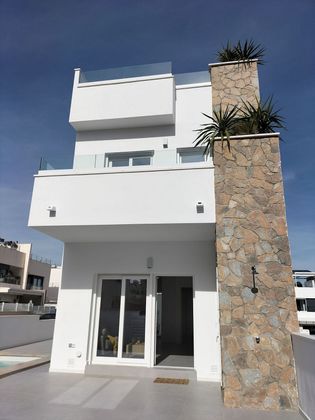 Foto 2 de Casa adossada en venda a urbanización Pau de 3 habitacions amb terrassa i piscina