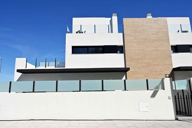 Foto 1 de Casa en venta en calle Picos de Europa de 2 habitaciones con terraza y piscina