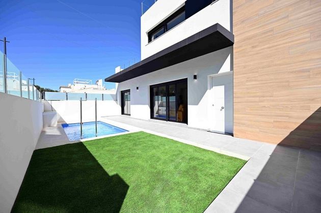 Foto 2 de Casa en venda a calle Picos de Europa de 2 habitacions amb terrassa i piscina