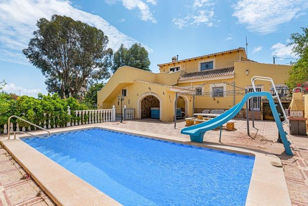 Foto 1 de Xalet en venda a Jacarilla de 4 habitacions amb terrassa i piscina