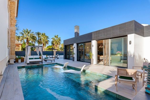 Foto 1 de Casa en venda a Jacarilla de 5 habitacions amb terrassa i piscina