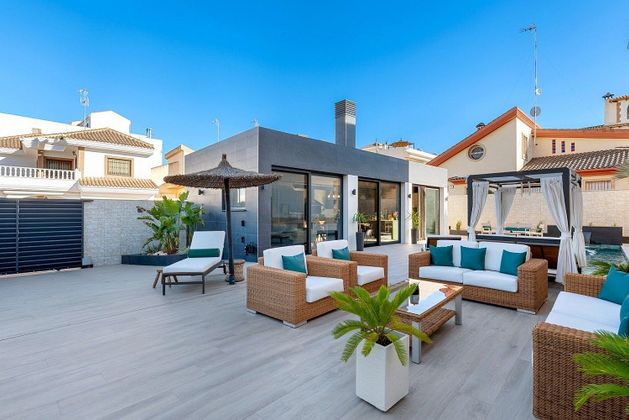 Foto 2 de Casa en venda a Jacarilla de 5 habitacions amb terrassa i piscina