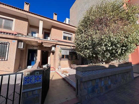 Foto 1 de Casa en venda a Jacarilla de 4 habitacions amb terrassa
