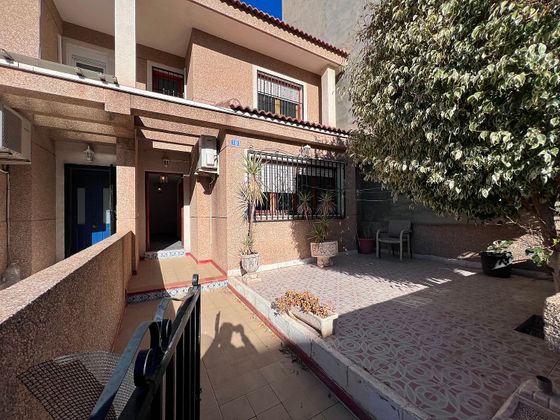 Foto 2 de Casa en venda a Jacarilla de 4 habitacions amb terrassa