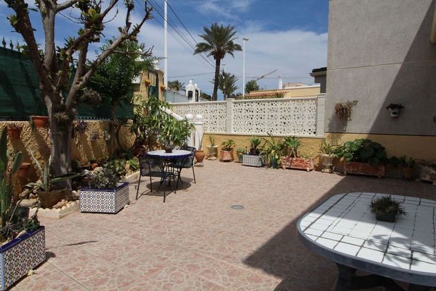Foto 2 de Casa adossada en venda a El Altet de 6 habitacions amb terrassa i piscina