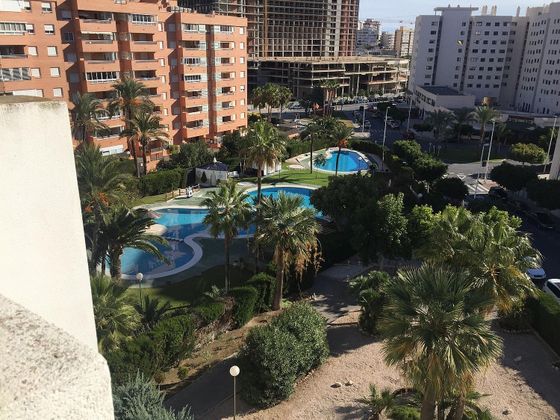 Foto 1 de Piso en alquiler en La Cala de Villajoyosa de 2 habitaciones con terraza y piscina