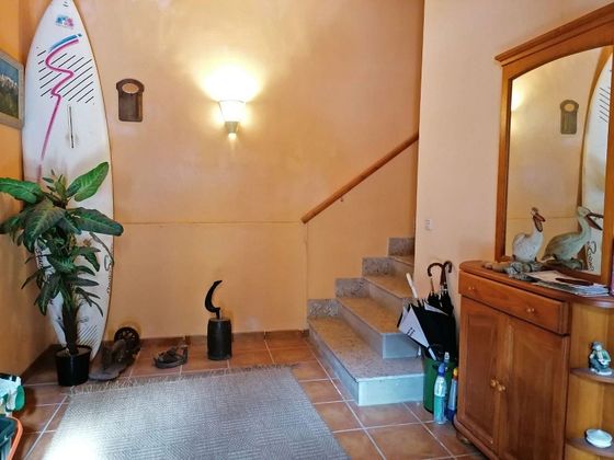 Foto 1 de Casa adossada en venda a calle La Muralla de 5 habitacions amb balcó