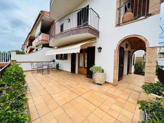 Foto 2 de Casa en venda a calle La Bisbal de 4 habitacions amb terrassa i garatge