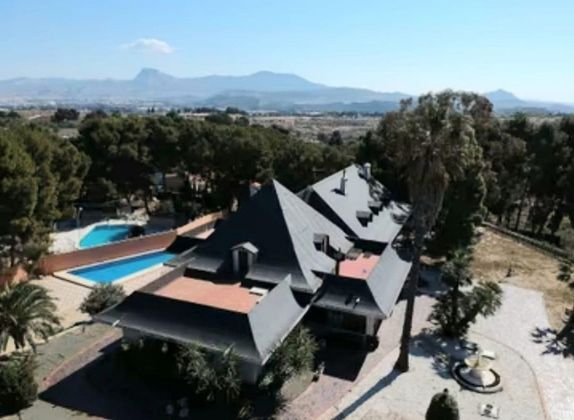 Foto 1 de Chalet en venta en Monóvar/Monòver de 6 habitaciones con terraza y piscina