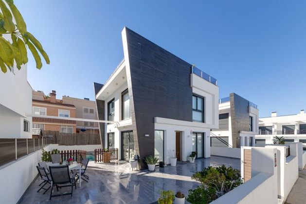 Foto 1 de Venta de chalet en calle Manuela Molina Segura de 3 habitaciones con terraza y piscina