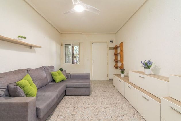 Foto 2 de Casa adossada en venda a avenida Albacete de 4 habitacions amb terrassa i jardí