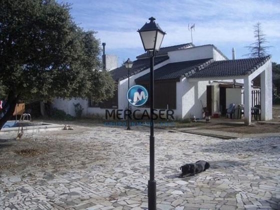 Foto 1 de Xalet en venda a Nuevo Baztán - pueblo de 4 habitacions amb piscina i jardí