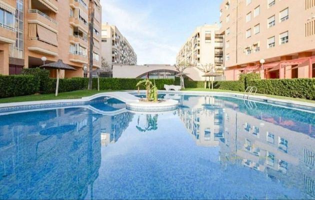 Foto 2 de Piso en venta en Garbinet de 4 habitaciones con terraza y piscina