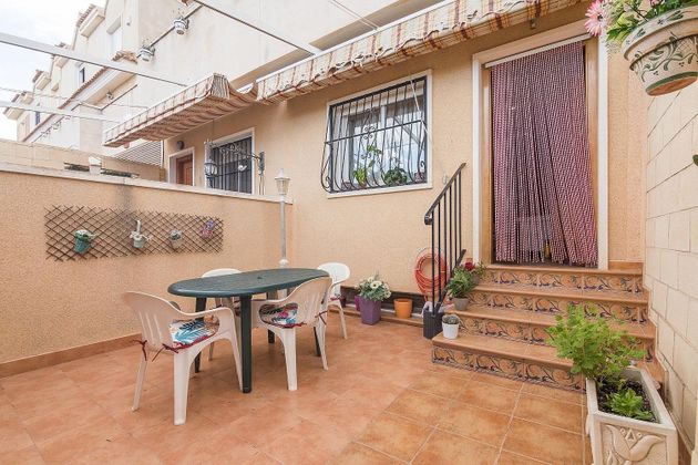Foto 1 de Casa adossada en venda a Las Bayas de 3 habitacions amb terrassa i jardí
