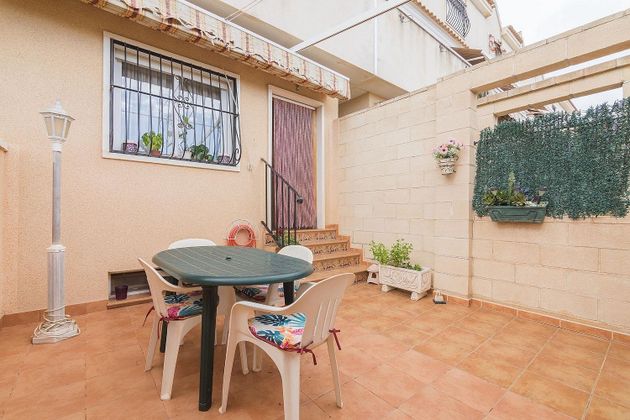 Foto 2 de Casa adossada en venda a Las Bayas de 3 habitacions amb terrassa i jardí