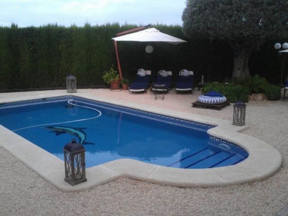 Foto 1 de Chalet en venta en Los Arenales del Sol de 5 habitaciones con terraza y piscina