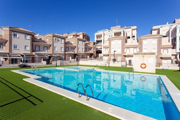 Foto 1 de Venta de piso en Bernabéu - Santa Pola Este de 2 habitaciones con terraza y piscina