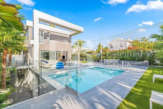 Foto 1 de Xalet en venda a calle Mallorca de 7 habitacions amb terrassa i piscina