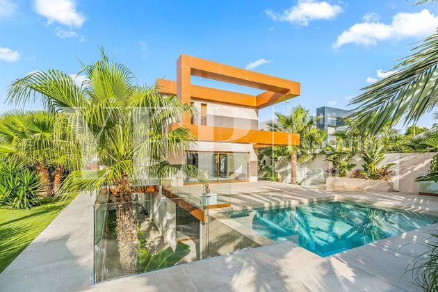 Foto 1 de Casa en venta en calle Mallorca de 5 habitaciones con terraza y piscina