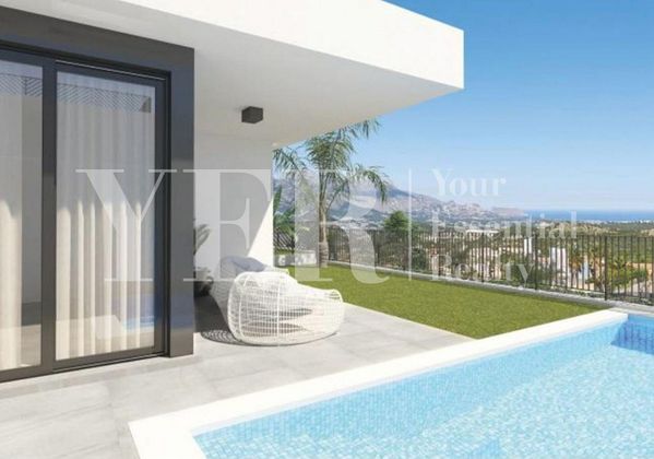 Foto 1 de Casa adossada en venda a calle Mariola de 3 habitacions amb terrassa i piscina