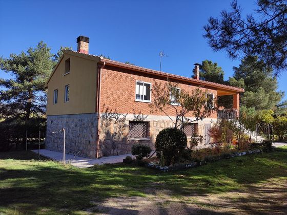 Foto 1 de Chalet en alquiler en Garganta de los Montes de 4 habitaciones con terraza y jardín